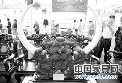 　　曾經(jīng)高達8000萬元一套的紅木家具如今不到60萬元。“不僅原料價格超跌，家具市場也有價無市”，業(yè)內(nèi)稱“令人心痛”記者周華攝