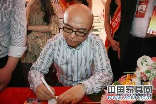 非誠勿擾》的主持人孟非到東鵬陶瓷閩龍的旗艦店來簽售
點(diǎn)擊圖片查看下一頁 非誠勿擾》的主持人孟非到東鵬陶瓷閩龍的旗艦店來簽售