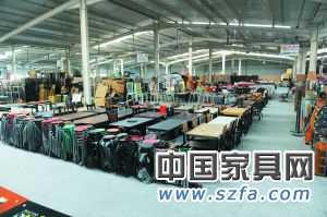 目前的二手家具市場(chǎng)內(nèi)仍以板式家具交易為主，幾乎看不見紅木家具的影子。