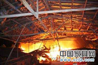 凌晨火魔肆虐家具廠生產(chǎn)車間 凌晨火魔肆虐家具廠生產(chǎn)車間