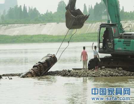 　6月22日，烏木被挖掘機從江中撈起。
