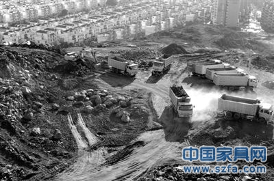 6月1日，廣西防城港市，眾多車輛在挖山造城。圖/CFP