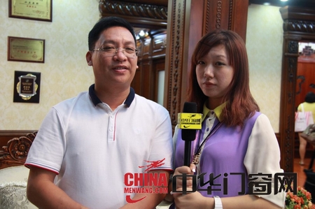 木緣尚品周謨元董事長與中華門窗網(wǎng)記者合影