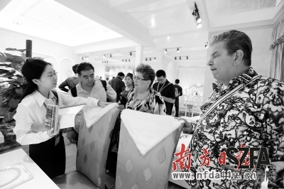 這些年，家具企業(yè)的日子越來越不好過了，很多企業(yè)清醒地意識到：不轉(zhuǎn)型必然是等死。 資料圖片