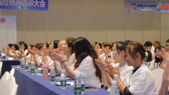 經(jīng)銷(xiāo)商臺(tái)下鼓掌氛圍